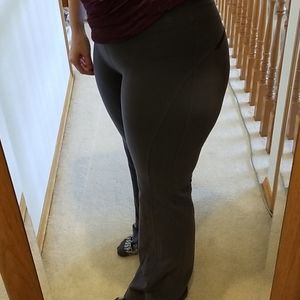 Lucy yoga pants with back pocket - size small